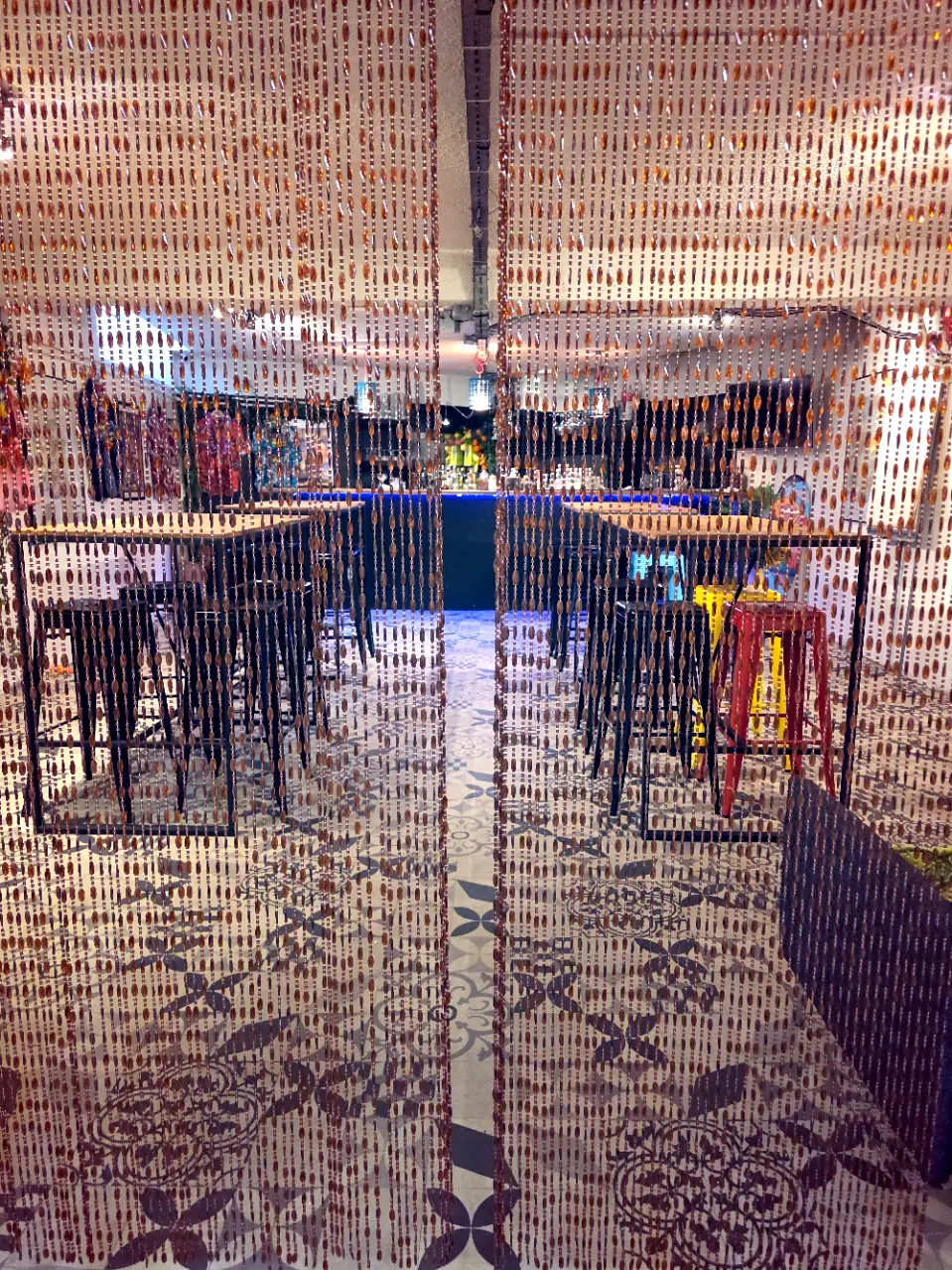 Un bar de formation de 50 m² dans d'anciens bains-douches. Ambiance Speakeasy garantie.