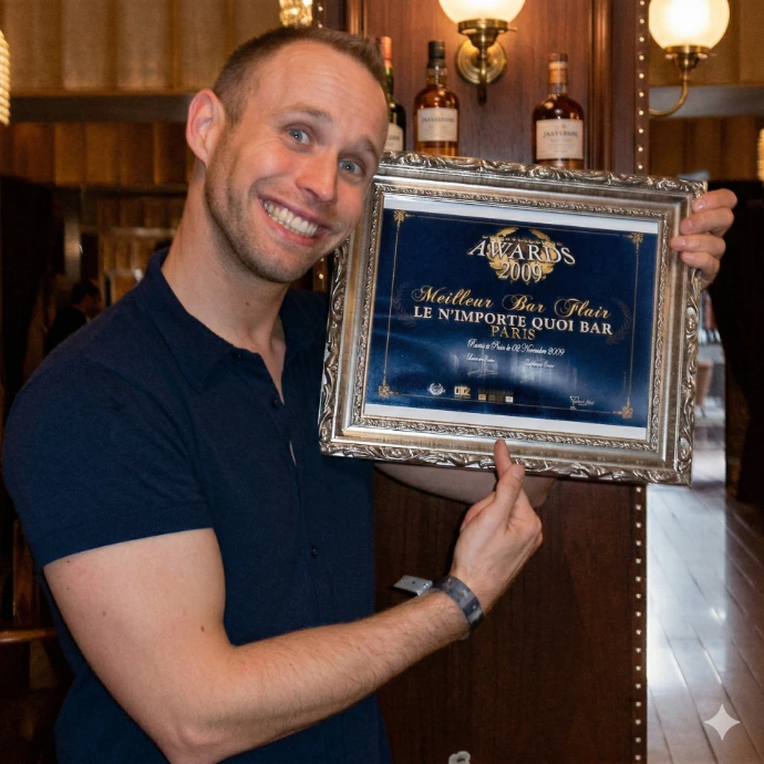 François FAYARD avec le diplôme des cocktailzone Award Meilleur Bar Flair 20098